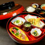 ・鮮魚のお造り3種
・大海老天ぷら盛り合わせ
・自家製茶碗蒸し
・本日のおばんざい
・季節の替わり小鉢
・御飯
・お味噌汁
・香の物