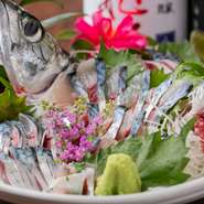 昼の料理分は朝に、夜の料理分は夕に絞めるという鮮魚を使った一品料理をはじめ、旨い料理を味わえるお店。厳選された日本酒も多数。接待・会食にもオススメできます。