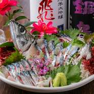 新鮮かつ良質な鯖を使った『鯖の活き造り』。慣れ親しんだ食材だからこそ、食材そのものの質と料理人の技を実感できます。