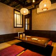 店内奥には大人4人がゆったりとくつろげる座敷の個室があります。和の情緒溢れる心地の良い空間に、思わずお酒もすすみそう。個室に隣接されたベランダでは喫煙も可能です。（※個室料はかかりません）