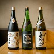日本酒好きを唸らせる品揃えには、特注したオリジナルの銘柄も。その他焼酎やシャンパンも個性豊かなラインナップ。お酒に卓越した店主が甘さや辛さ、濃淡などを熟考して、食事に合わせたお酒を提案してくれます！

