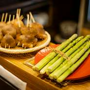 長野県オリジナルの地鶏「信州黄金シャモ」をメインに使用するだけではなく、春は自家製蕗味噌、夏は〆の鶏そぼろ飯に焼きとうもろこしを添えて旬を意識。いつ訪れても新鮮で飽きないコースメニューが楽しめます。