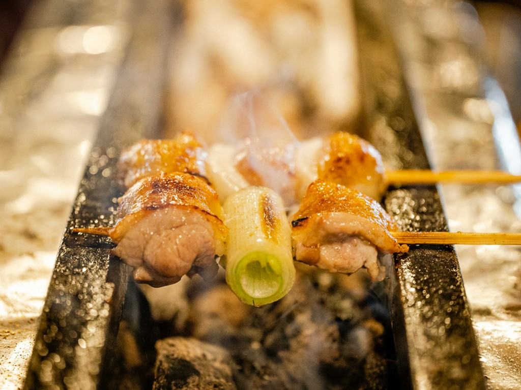 ぷりっとした弾力、力強い旨みの『信州黄金シャモのもも肉のねぎま』