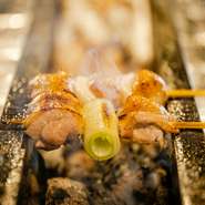 「信州黄金シャモ」のモモ肉は、地鶏ならではの歯ごたえ、力強い旨み、ひとくち噛むとあふれる肉汁がたまらない逸品。焼き上げるとやさしい甘さになる軟白ねぎが、さらに食欲をそそります。