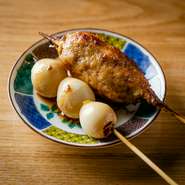 「信州黄金シャモ」のモモ肉と「かすみ鴨」を、つなぎを使わずにつくったつくねをていねいに焼きあげ、秘伝の絶品ダレで仕上げた逸品。半熟のうずら玉子と交互に食べ、肉汁とタレが合わさった絶妙な味わいが絶品！