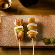 ひとくち噛んだ瞬間に、パリッと焼き上げた皮の食感、はじけるような弾力が口の中に広がります。ぎりぎりのところまで焼いて脂を切っているため、しつこさがない凝縮された肉汁に、思わず食べ進めてしまう逸品。