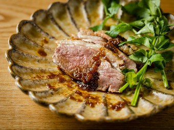 贅沢な鴨の味を堪能できる『かすみ鴨の幽庵焼き シャリアピンソース』