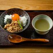 ふっくらと焚き上げた信州八重原産「謙太郎米」は、同じ長野産の「信州黄金シャモ」と相性抜群。やさしい甘みと地鶏の旨みを楽しみながら、黄身の醤油漬けをくずして味の変化をプラスして。