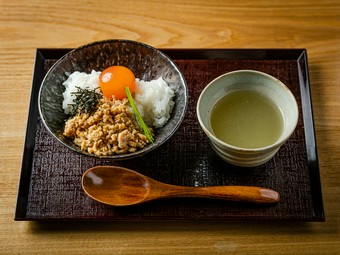 米のやさしさと鶏の力強さを味わう〆の逸品『鶏そぼろ飯』