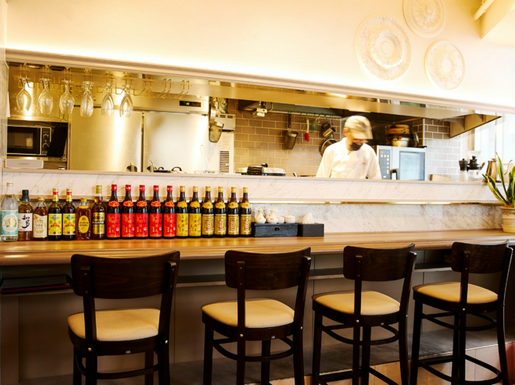 光が差し込む開放的な店内にカウンター席をご用意