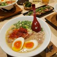 麺屋我ガの人気メニューです。トロトロで旨味がしっかりしみ込んだ半熟卵が特徴です。