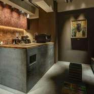 店内には、海外からも買い付けてきたさまざまなアート作品が飾られています。カフェとして利用できるスペースに併設されているのがレストランエリア。どちらも落ち着きのあるシックな雰囲気でゆったりと過ごせます。