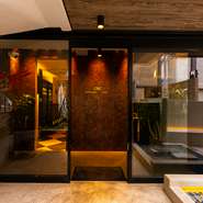 カウンター席が多くお一人様にも好評です。朝8時からスタートするカフェ、お腹を満たすボリューム満点の料理を味わえるレストラン。どんな気分にもフィットしてくれる使い勝手のよさも、オススメのポイントです。