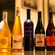 ブドウを育てる土壌から徹底的にこだわり抜き、自然派ワインが生まれます。瓶に詰めてから最終発酵を促す「ペット・ナット」も多数ストック。ボトルオーダーはもちろん、5種類以上のグラスワインも楽しめます。