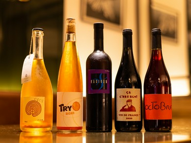 ソムリエが厳選する、常時30種類以上の自然派ワイン