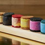 ケーキと季節フルーツ、あるいは人気のアイスサンド3種盛り合わせはデザートプレートとしてオーダーが可能。デザート付きコースは、事前に伝えておくとメッセージを添えてくれます。