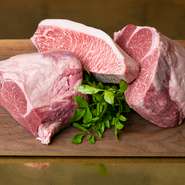 多くの肉好きを魅了して止まない【KINTAN】が、黒毛和牛を厳選しています。お肉の旨みをダイレクトに味わえるステーキがメインメニュー。さらに、ビストロ料理や趣向を凝らした一皿でも、その魅力を堪能できます。