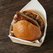 ハンガリー産の濃厚なフォアグラをソテーして旨味を引き出しました。和牛のパティとご一緒にどうぞ