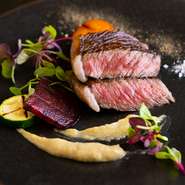 秀逸な肉の旨みが口の中へ広がるステーキは、圧倒的な人気を誇るスペシャリテ。濃厚な赤身と脂の入り具合が絶妙なイチボ、柔らかさに魅了されるフィレから選べます。