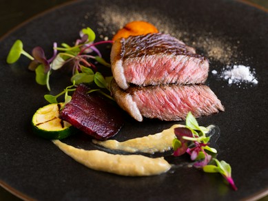 【KINTAN】の厳選牛を絶妙な火入れ加減で焼き上げた『黒毛和牛ステーキ』