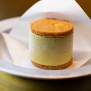 こだわりのジェラートを自家製クッキーでサンドしたデザートです。見た目も可愛く、記念日のデザートプレートへのアレンジもできます。ピスタチオ、あまおう、バニラは定番で、期間限定のフレーバーも登場。