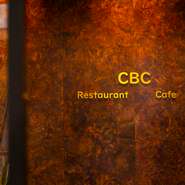 店内にはアート作品が飾られ、非日常の雰囲気が漂います。誕生日などの記念日や特別な日のデートにお誂え向き。食事会やビジネスシーンにもふさわしいオシャレなレストランです。
