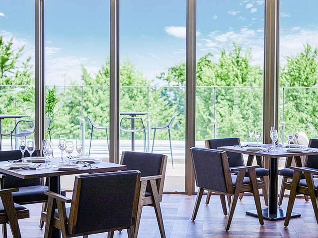 開放的な空間でニュートロン・イタリアンを味わう