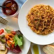 スープ・前菜・パスタ・フォッカッチャ・デザート＋ドリンクと、コース感覚で贅沢気分を味わえる、週末限定のランチセットです。パスタは本日のパスタ2種類から好きなものを選べます。