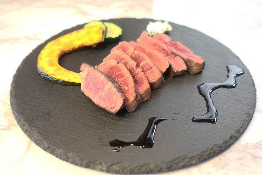 国産牛フィレ肉のポワレ　〜自家製赤ワインソース〜