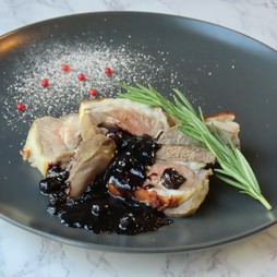 ラム肉のグリエ　～自家製ブルーベリーソース～