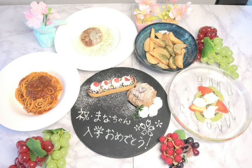 記念日などに合わせたお祝ケーキプレートもご用意可能です！