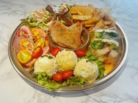当店人気のじっくり煮込んだ合鴨のコンフィが入ったボリューム満点のオードブル♪パーティーやちょっとした集まりごとを彩ります！