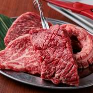 バラエティ豊富な焼肉メニューを楽しめる食べ放題が自慢のお店。選べる3つの食べ放題コースに、単品オーダー可能なメニューも用意。予算やシーンに合わせて思い思いに本格焼肉を楽しめます。