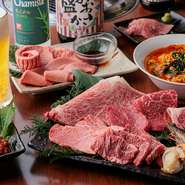 厳選和牛に個室もあり、日本旅行中の食事にも選びやすいお店です。食べ放題コースを選べば、多彩な部位を一度に楽しめるのも魅力。特別なメニューも用意されており、海外からのゲストのおもてなしにも活躍します。