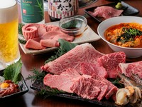 チルド仕入れ・店内カットにこだわったお肉を中心とした食べ放題コースは【焼肉　力丸】の名物。コースは全3種類、予算やシーンに合わせて選べるほか、飲み放題もオプションメニューとして追加できます。