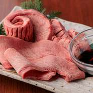 焼肉の定番、タンも鮮度・肉質にこだわり、お店でカット。香ばしさ＆ジューシーさ、牛タン特有のヤミツキになる食感をたっぷり楽しめます。最初の一皿としても、追加注文としても楽しめる定番メニューです。