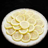 タンが見えなくなるほど敷き詰めたレモンは、爽やかな香りや風味をタンに纏わせるためなのはもちろん、見た目にも華やかさをプラス。さらに、食欲と食事の雰囲気を盛り上げるためのものでもあります。
