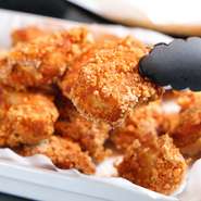 サクサクの食感とピリッとした辛さが絶妙に絡み合い、ビールやお酒との相性も抜群です。ぜひ一度お試しください。