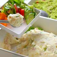 2010年7月のOPEN時からの名物メニュー。オーナーの家庭料理を再現したポテサラは、メイクイーンをマッシュポテトのように柔らかく仕上げて、クリーミーな美味しさを生み出しています。