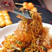 ところざわ醤油焼きそばは、所沢産の特製醤油、麺、野菜を使用した絶品。コシのある麺に甘辛い風味が絡み、シンプルながら深い味わいが楽しめる地元の魅力あふれる一品です。