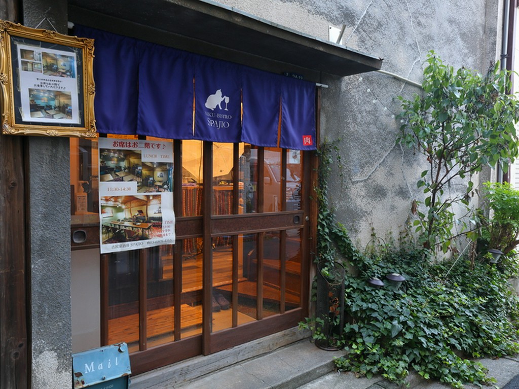 築100年余りの古民家を改装した空間で多彩な和牛料理を堪能