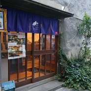 港区芝2丁目の路地に佇む古民家を肉ビストロに改築。和洋折衷のレトロモダンな空間は、初めて訪れてもどこか懐かしく、実家や親戚の家感覚でゆったりくつろげます。少人数から大勢までの利用OKなのも何かと重宝。