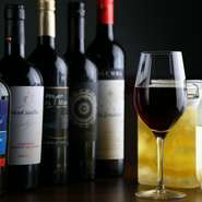 料理と同じくワインも、美味＆リーズナブルを貫くラインナップ。赤・白のボトルワインは3,190円から楽しめ、最高値のボトルが6,000円台という太っ腹さ。お肉によく合う品種、シラーやサンジョヴェーゼなどをぜひ！