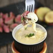 「思う存分、肉を食べたい！」というときに理想的。レトロモダンな非日常空間で、豪快なステーキや新感覚の創作料理を二人で満喫できます。サプライズ対応もOK（要事前相談）なので、記念日利用もオススメです。
