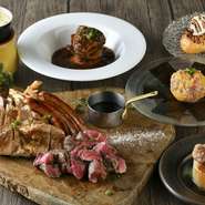 自慢料理と2時間飲み放題をセットしたコースを用意。6,000円から10,000円（税込）まで4種あり、予算やシーンに応じて楽しめます。飲み放題は生ビールもOK！写真はイメージ。