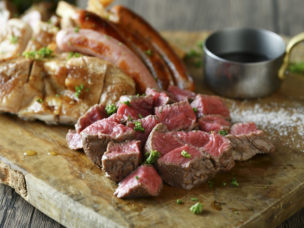 黒毛和牛のおいしさが際立つ豪快＆贅沢な『ステーキ盛り合わせ』