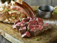 黒毛和牛のおいしさが際立つ豪快&贅沢な『ステーキ盛り合わせ』