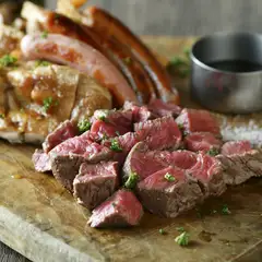 黒毛和牛のおいしさが際立つ豪快＆贅沢な『ステーキ盛り合わせ』
