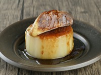 洋の伝統料理ロッシーニを再構成し、人気和食の大根おでんとフォアグラをコラボ。厚切り大根のほくほく&味しみのおいしさと、フォアグラの濃厚な旨みと食感が絶妙にマッチ。口の中で渾然一体となる美味は感動もの!