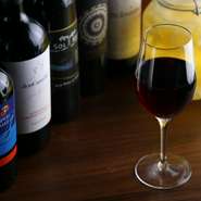 和牛料理に加え、ワインや自家製サングリアなど飲み物も充実。アラカルトorコースの自由度もうれしい！
